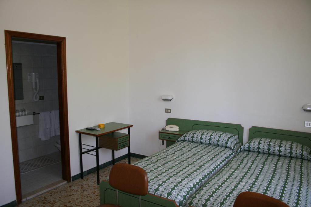 Albergo Da Siro Misano Adriatico Habitación foto